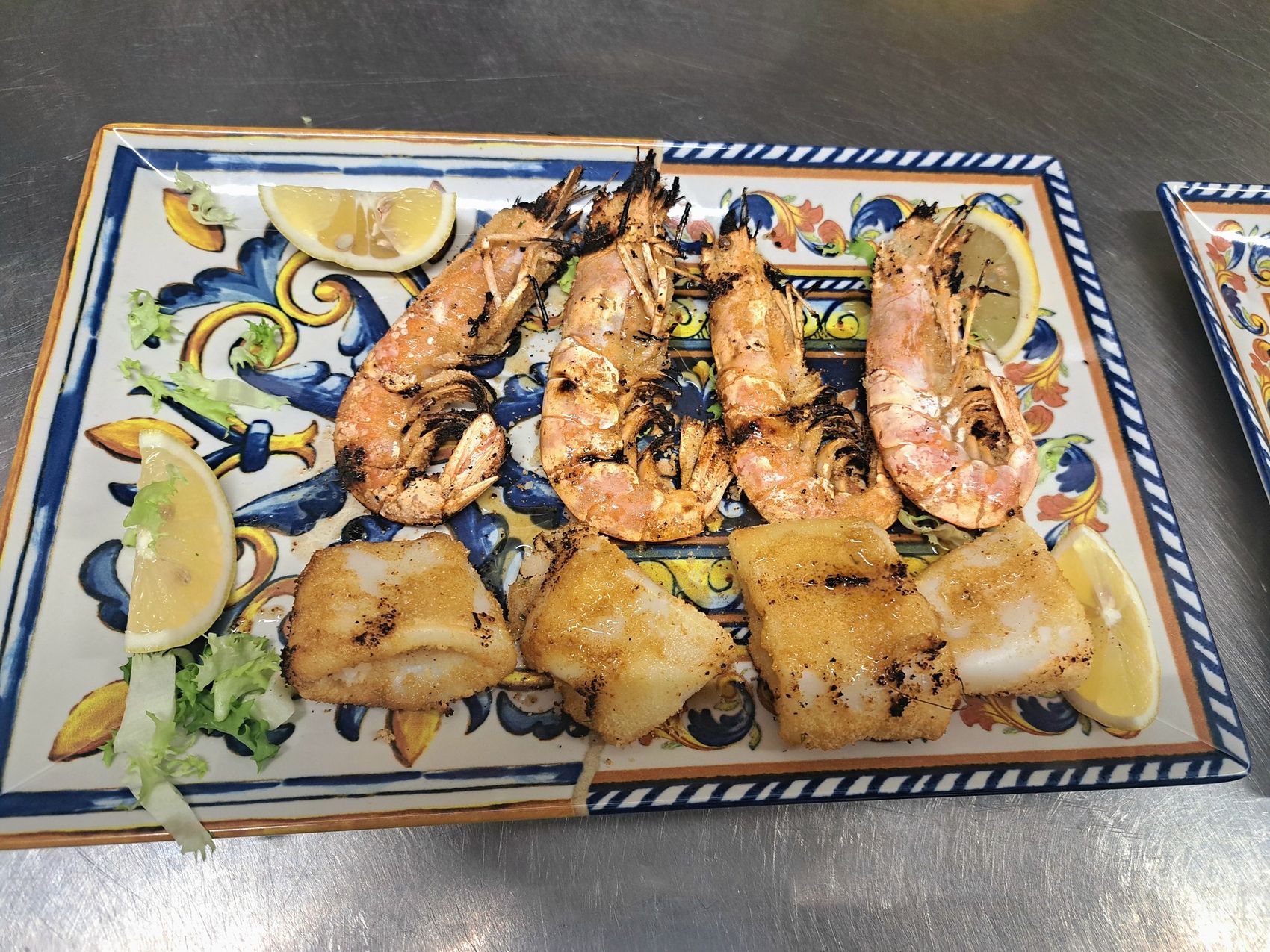 Frittura di mare su piatto in ceramica