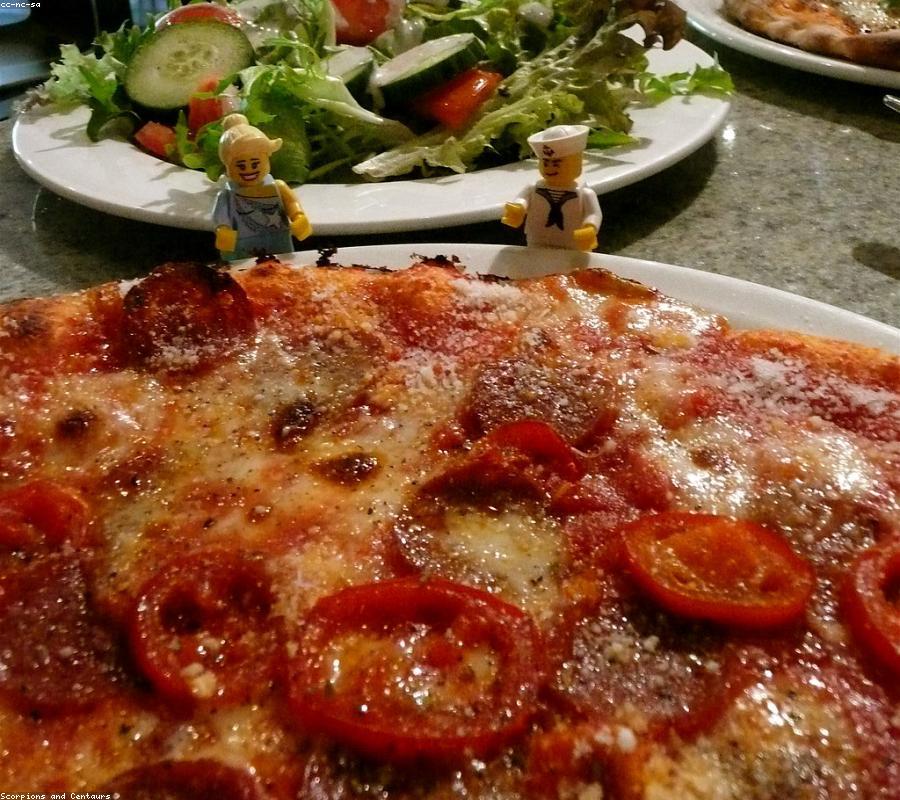 Pizza appena sfornata dal forno a legna