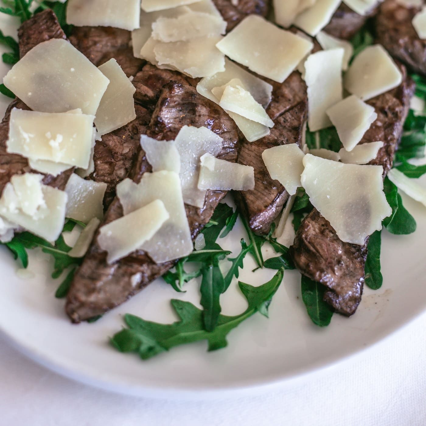 Tagliata con rucola e scaglie di grana