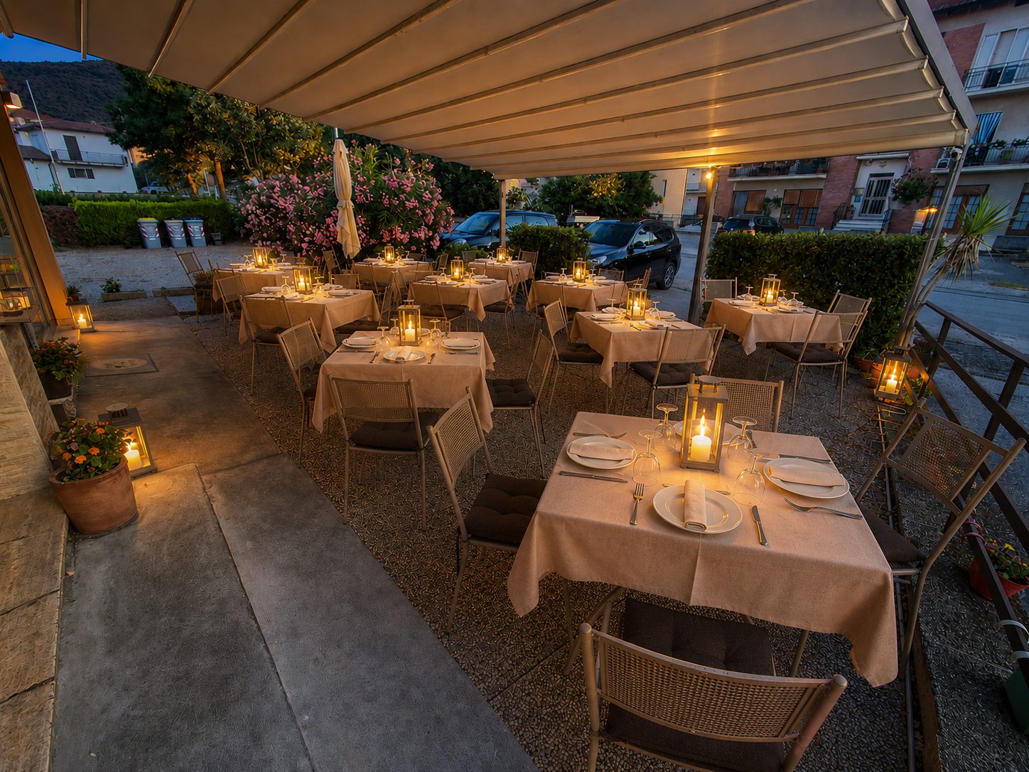 La terrazza esterna apparecchiata la sera